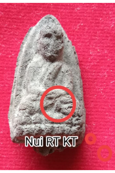 หลวงปู่ทวดปี 2505 รุ่นพินัยกรรม สร้างกำแพงวัดนาประดู่ พิมพ์นิยม (พิมพ์บัวกระโดดหรือพิมพ์บัวหลุด) ปลุกเสกโดย พระอาจารย์ทิม วัดช้างให้ ปัตตานี No. 58