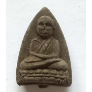 หลวงปู่ทวด ปี 2539 พิมพ์บัวขีดไม่มีขอบ เนื้อว่านเก่าปี 2497 กดมือโบราณ วัดนาประดู่ ปลุกเสกโดย พระอาจารย์นอง พุทธคุณด้านคุ้มครอง แคล้วคลาด เสริมบารมี และเมตตามหานิยม No. 64